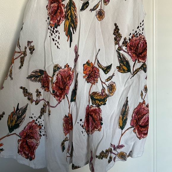 Floral tank top with spaghetti straps with ties at top. Size Large. Flowy/Light. - Picture 2 of 4